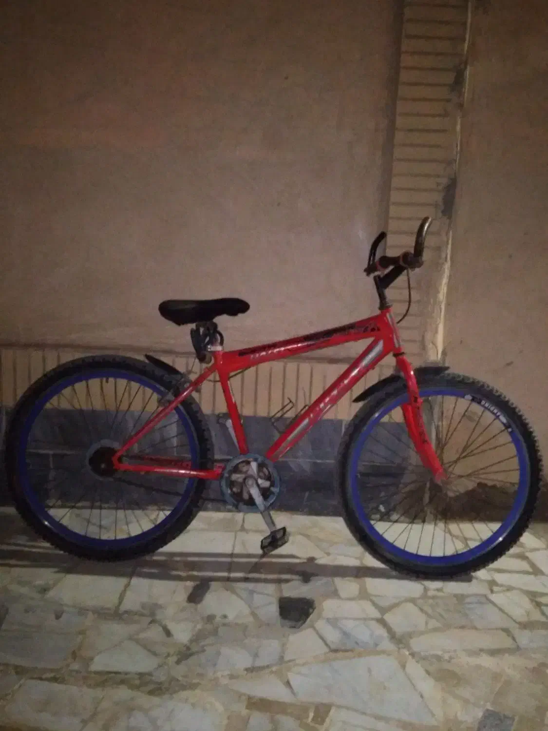 دوچرخه|دوچرخه، اسکیت، اسکوتر|نیمروز, |دیوار