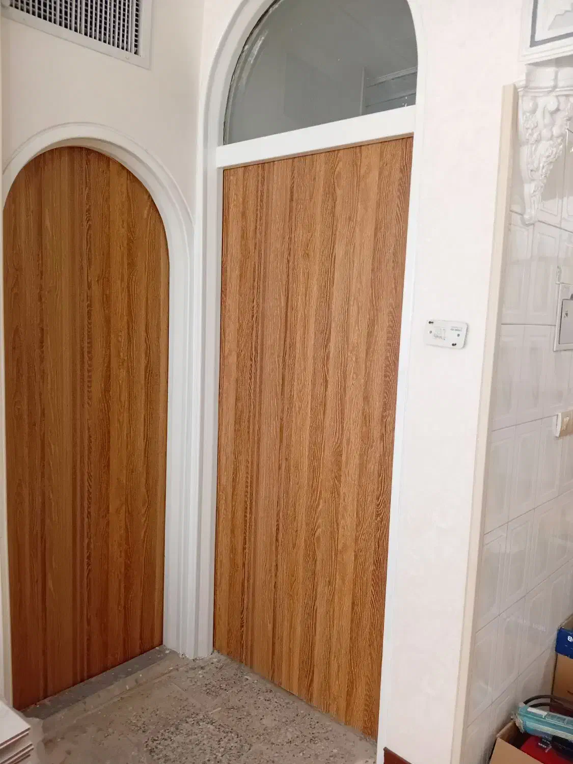 نصاب درب چوبی وپلی ووت بیرون از شهر|خدمات پیشه و مهارت|اصفهان, باغ فردوس|دیوار