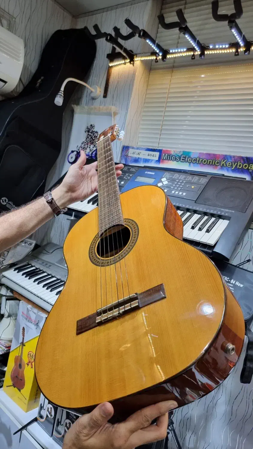 گیتار حرفه ای admira|گیتار، بیس، امپلیفایر|رشت, معلم|دیوار