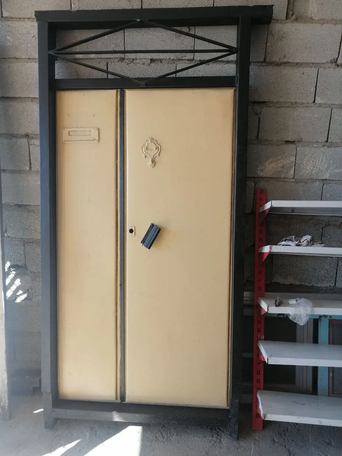 در وپنجره آهنی و آلمینیومی  سنگین قدیمی|مصالح و تجهیزات ساختمان|تبریز, |دیوار