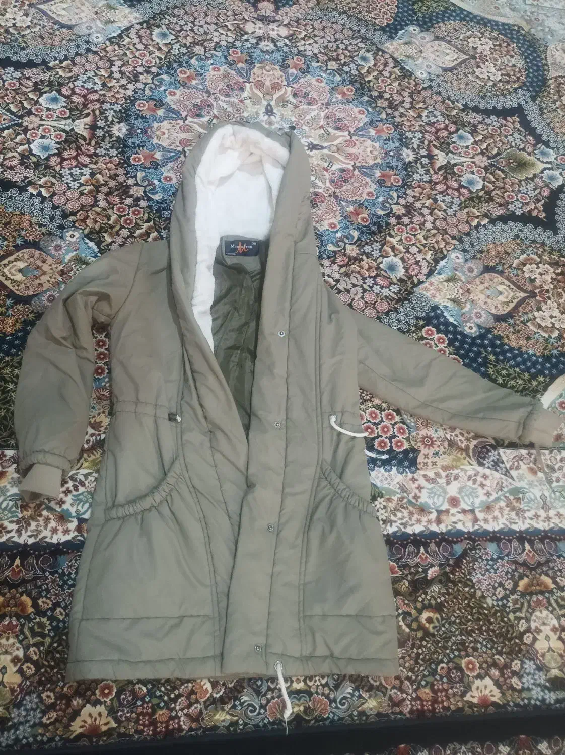 کاپشن در حد تمیز|لباس|رباط‌کریم, رباط‌کریم|دیوار