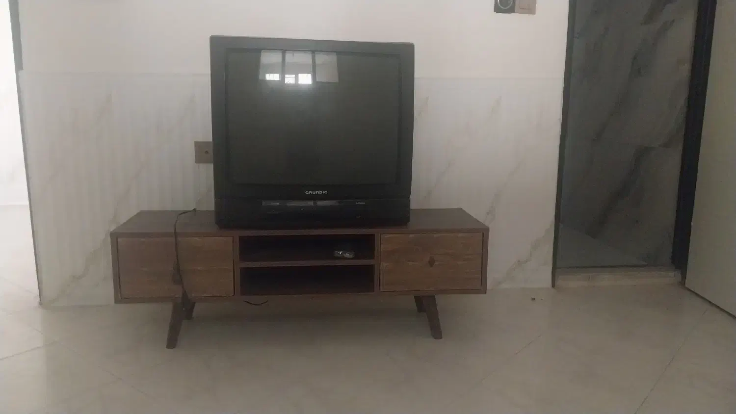 ۲ عددمیز زیر تلویزیونی|میز تلویزیون|اندیشه, اندیشه فاز ۳|دیوار