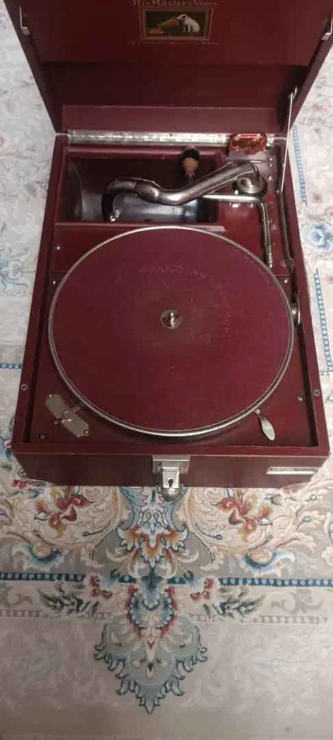 عرضه مجموعهای نفیس و موزهای. گرامافون انگلستان|کلکسیون اشیاء عتیقه|شیراز, بعثت|دیوار