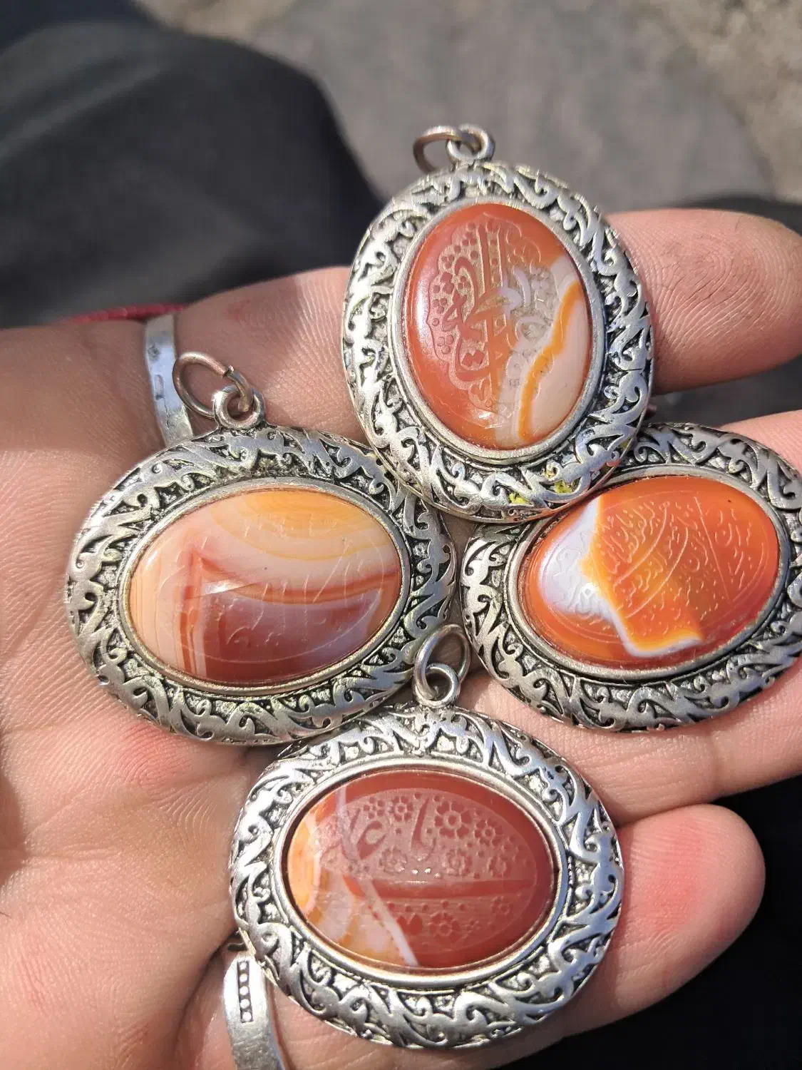 گردن بندهای عقیق|جواهرات|اصفهان, باغ فدک|دیوار