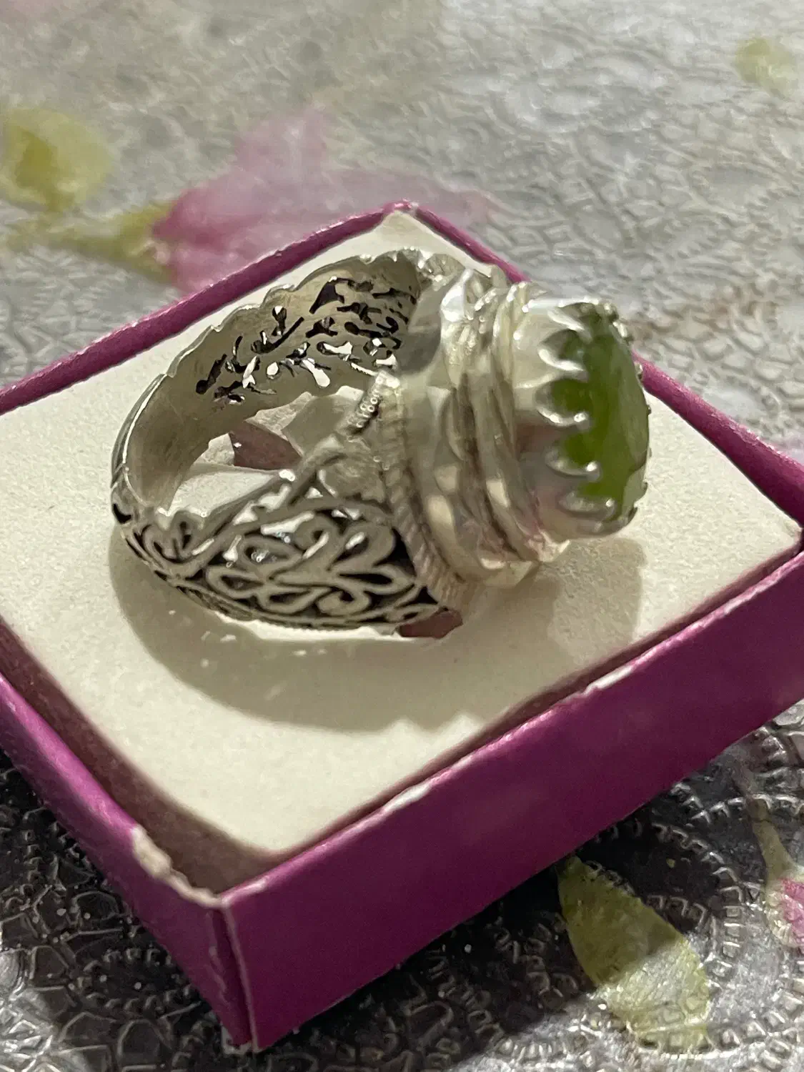 انگشتر.  زبرجد|جواهرات|ساری, |دیوار