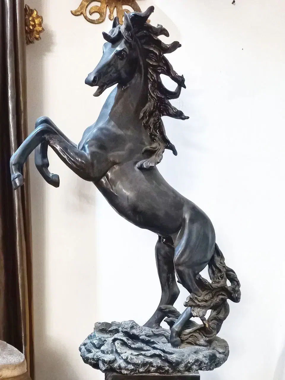 مجسمه اسب بزرگ همراه پایه جنس‌گچ|مجسمه، تندیس، ماکت|ساری, |دیوار