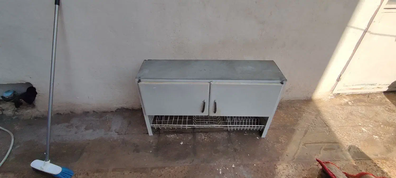 آبچکان فلزی و زیر تلورزیون سالم|آب‌چکان و نظم‌دهنده ظروف|خرم‌آباد, |دیوار