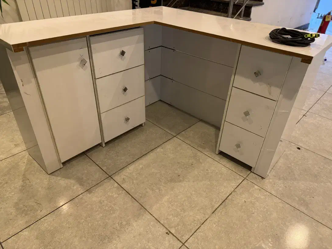 میز کار ال صفر|دفتر کار|صومعه‌سرا, |دیوار