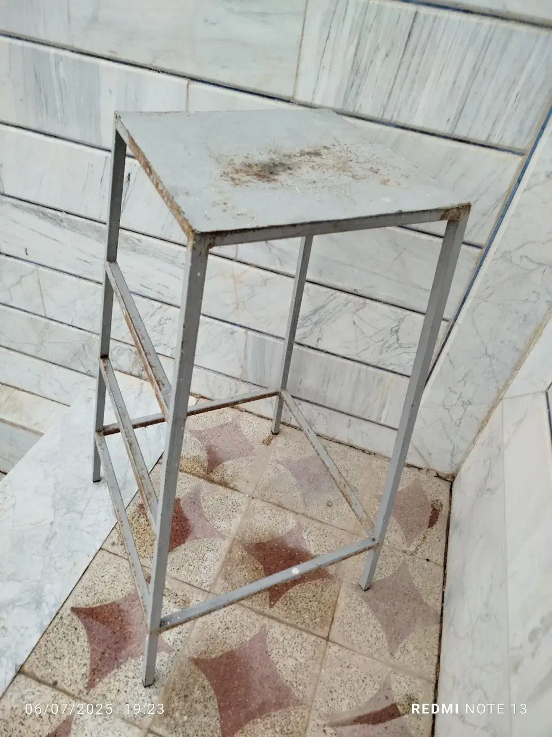 چهارپایه|صندلی و نیمکت|تیران, |دیوار