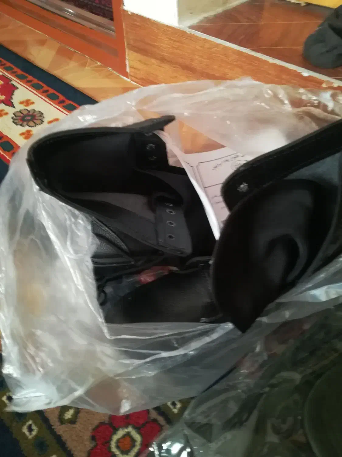 پوتین و لباس سربازی نیروی انتظامی|لباس|ساری, |دیوار