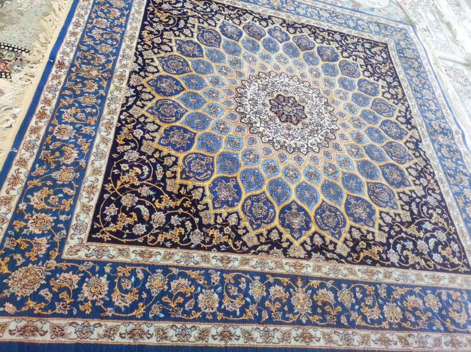 قالی دستبافت نقشه گنبد اصفهان|فرش|اصفهان, هزارجریب|دیوار