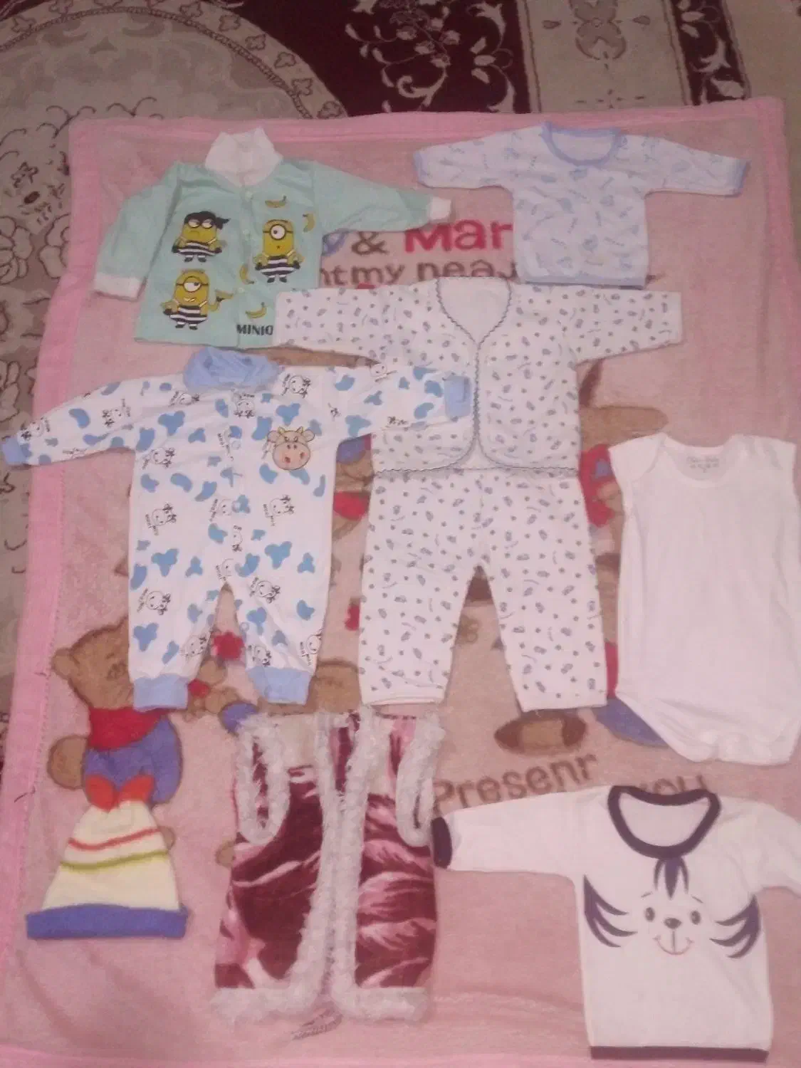 لباس نوزادی|کفش و لباس بچه|صحنه, |دیوار