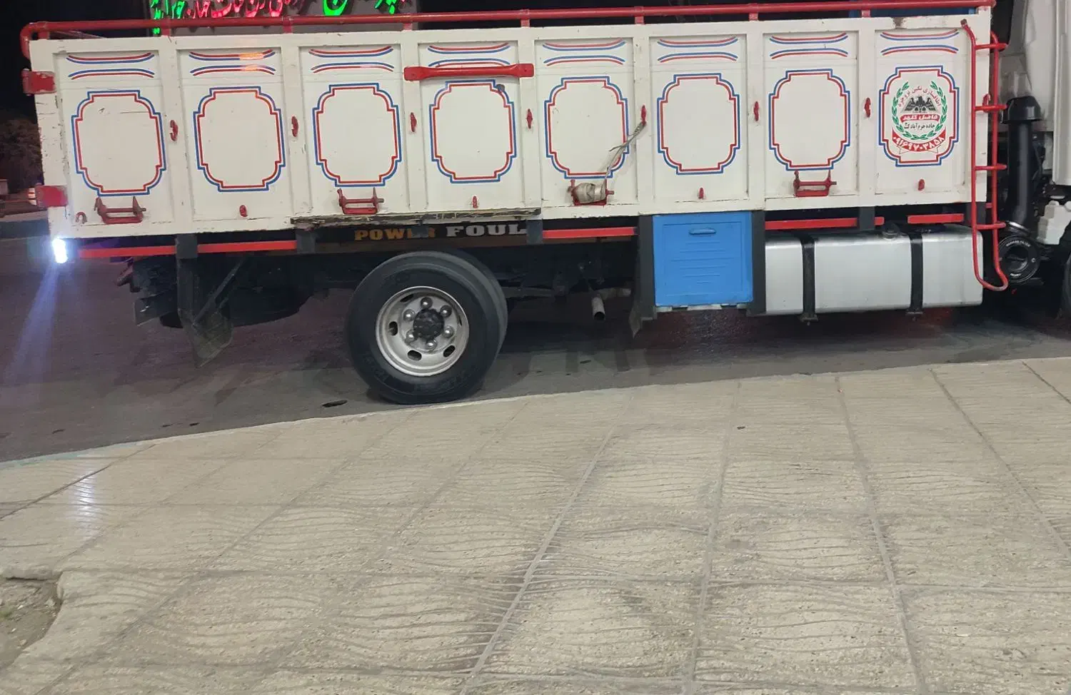 اتاق عقب ایسوزو|خودرو سنگین|رودان, |دیوار