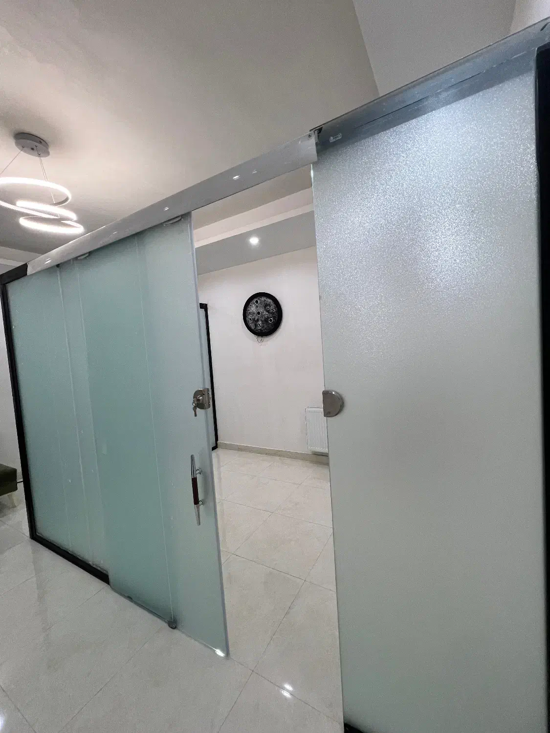 اجاره پارتیشن شیشه ایی فقط برای فشیال پوست|اجارهٔ دفتر کار، اتاق اداری، مطب|رشت, گلباغ نماز|دیوار