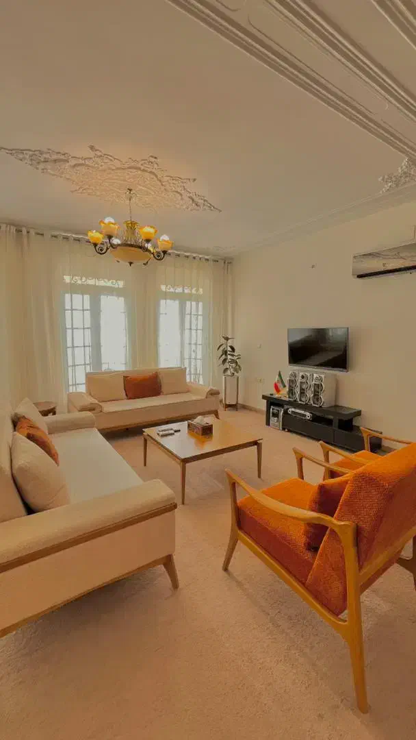 اجاره باغ ویلا|اجارهٔ کوتاه‌مدت ویلا و باغ|صدرا-فارس, فاز ۲|دیوار