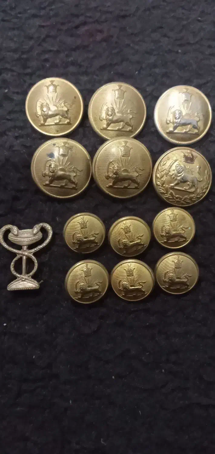 دکمه لباس سربازی زمان پهلوی|کلکسیون اشیاء عتیقه|کرمانشاه, |دیوار