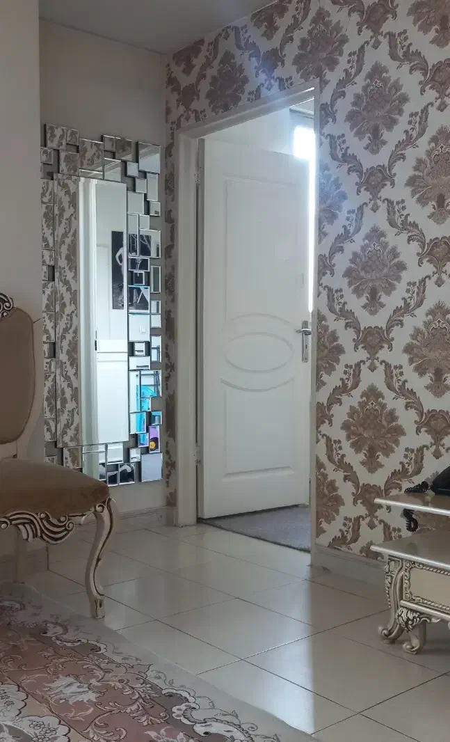 آیینه قدی|آینه|شهر ری, سیزده آبان|دیوار