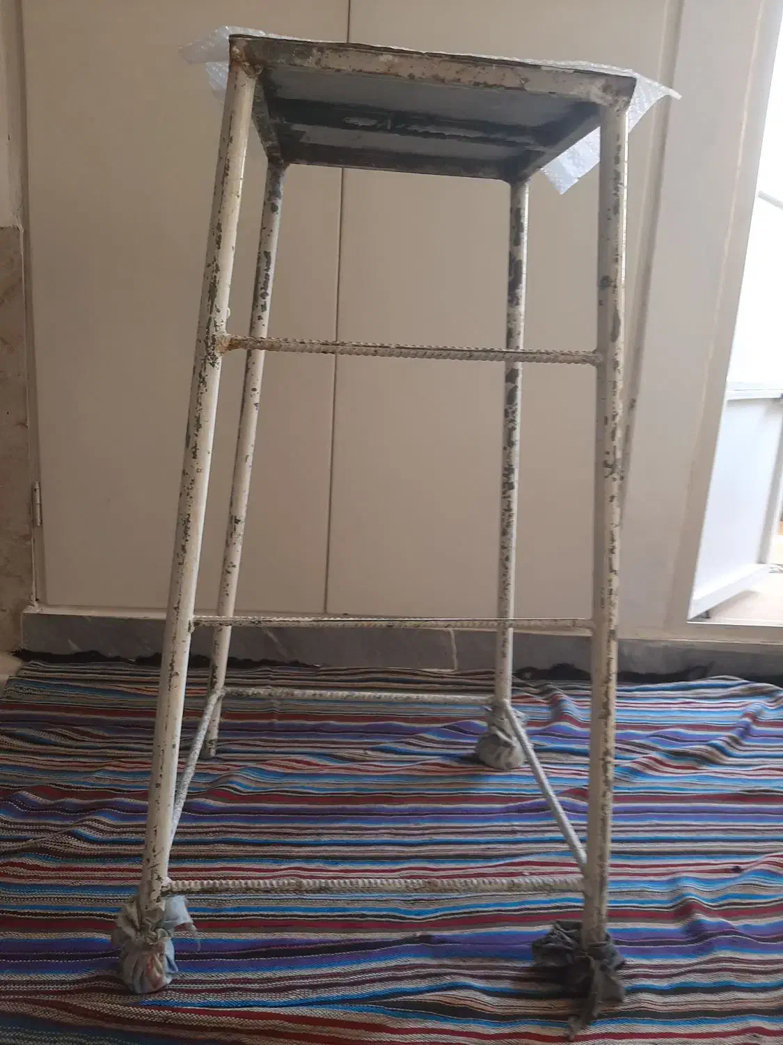 چارپایه فلزی|صندلی و نیمکت|اراک, |دیوار