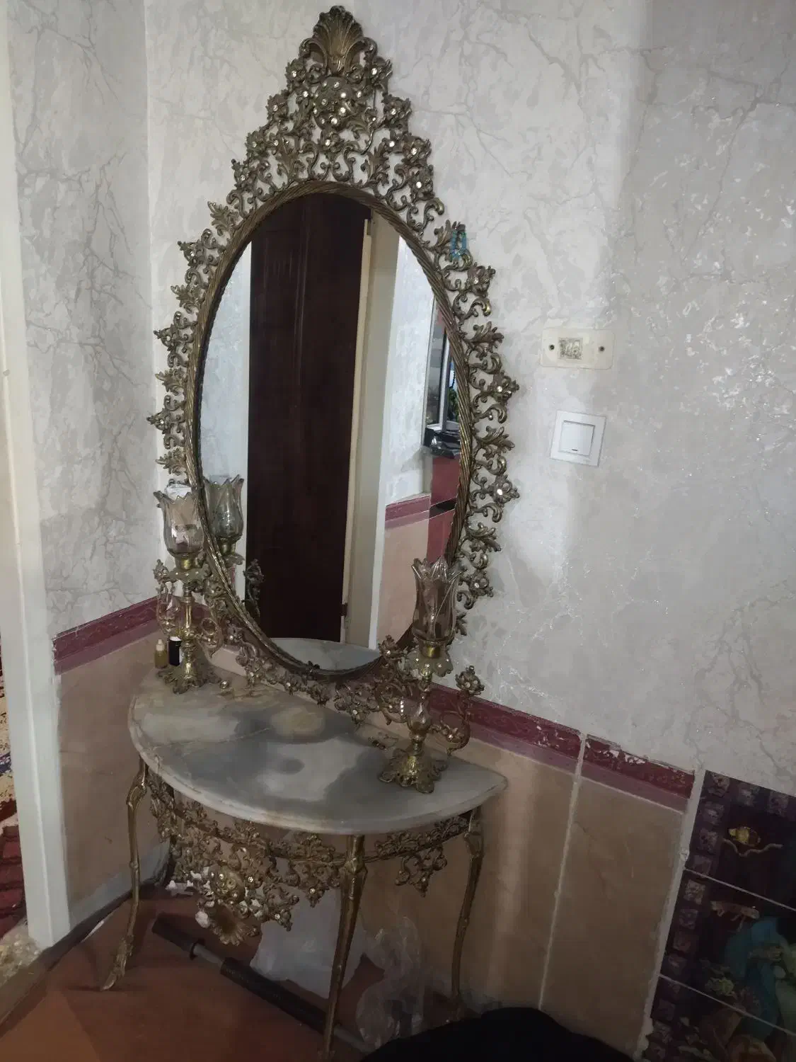 میز تلویزیون و آینه شمعدان و تلفن و سماور برنزی|بوفه، ویترین، کنسول|همدان, |دیوار