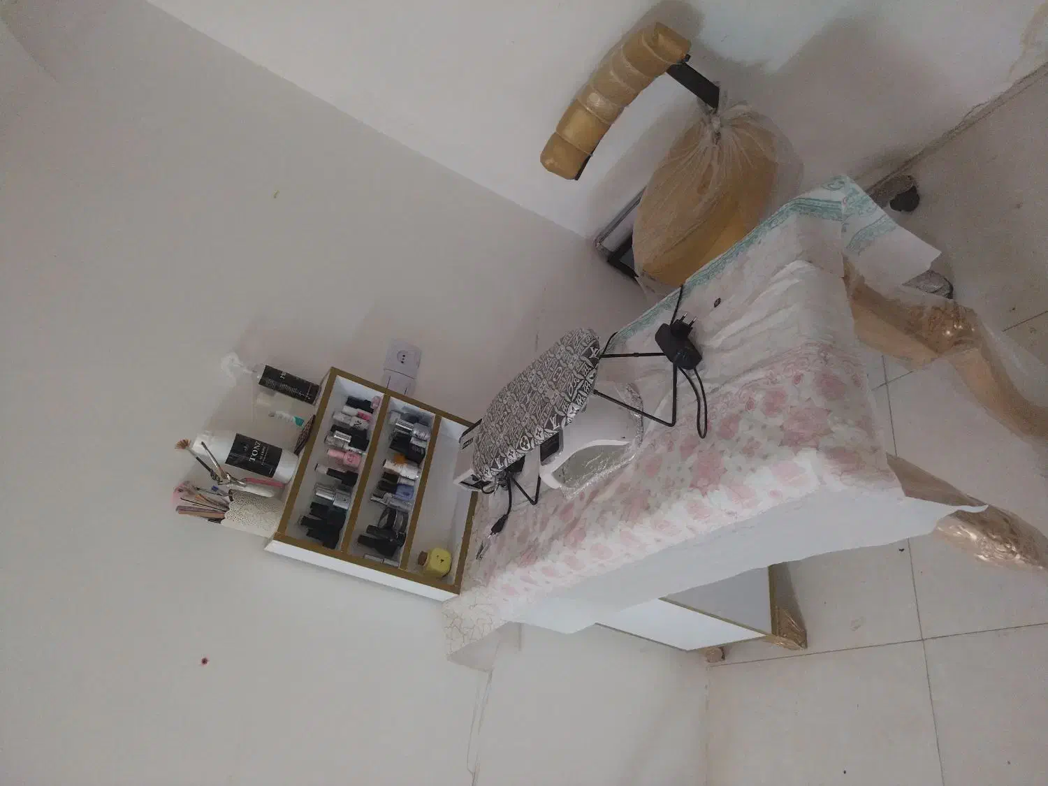 تعدادی وسایل ناخن وسالن زیبایی.|آرایشگاه و سالنهای زیبایی|بم, |دیوار