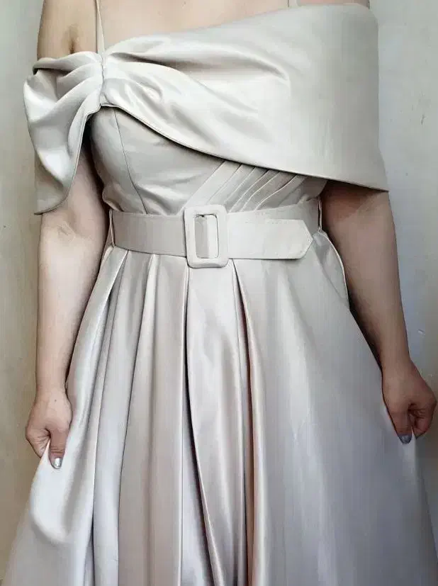 لباس مجلسی کرم رنگ|لباس|رباطکریم, رباطکریم|دیوار