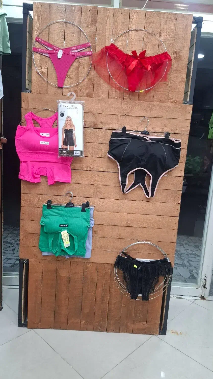 فروش دکور مغازه و ۴ تا حلقه فلزی|فروشگاه و مغازه|زرندیه, |دیوار