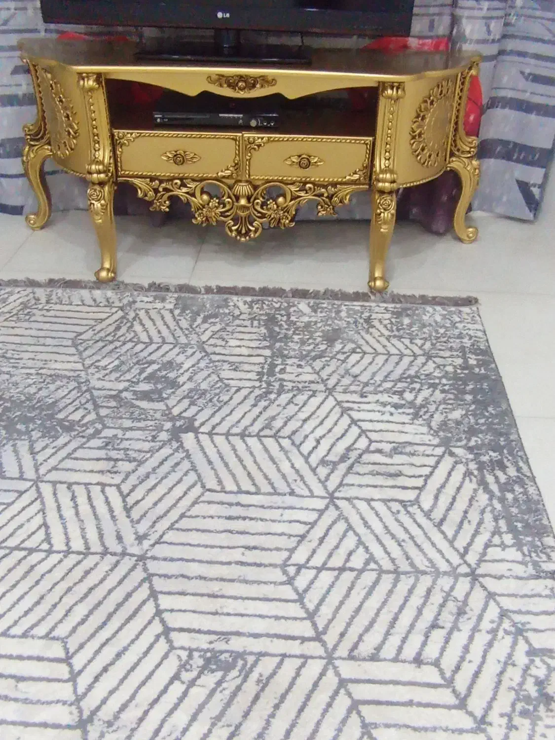 یک عدد تلویزیون السیدی مارک ال جی ۴۲ اینچ ومیز|تلویزیون و پروژکتور|مشکیندشت, |دیوار