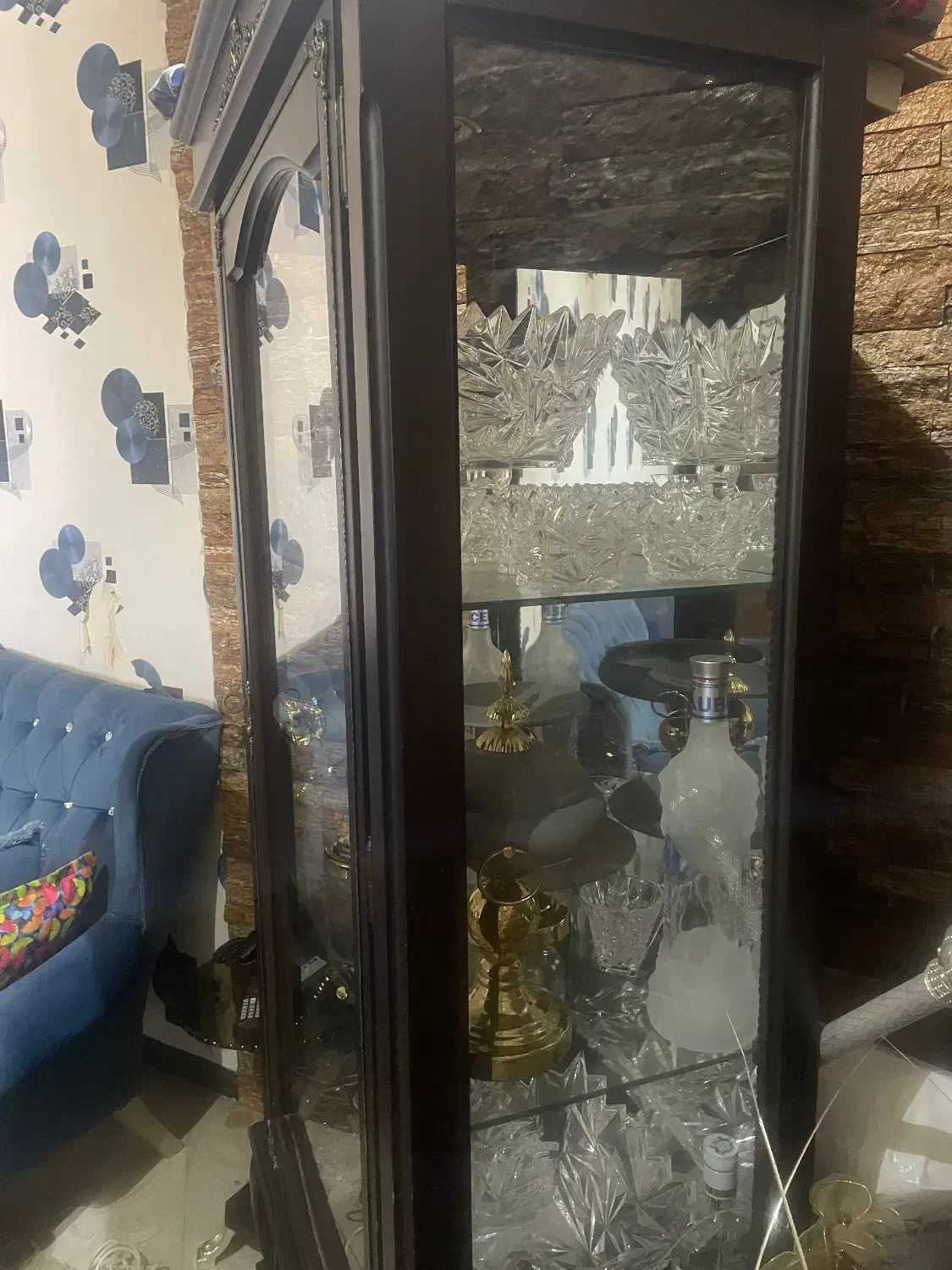 بوفه با چوب گردو  بسیار جا دار و دارای نور پردازی|بوفه، ویترین، کنسول|تهران, جوادیه تهرانپارس|دیوار