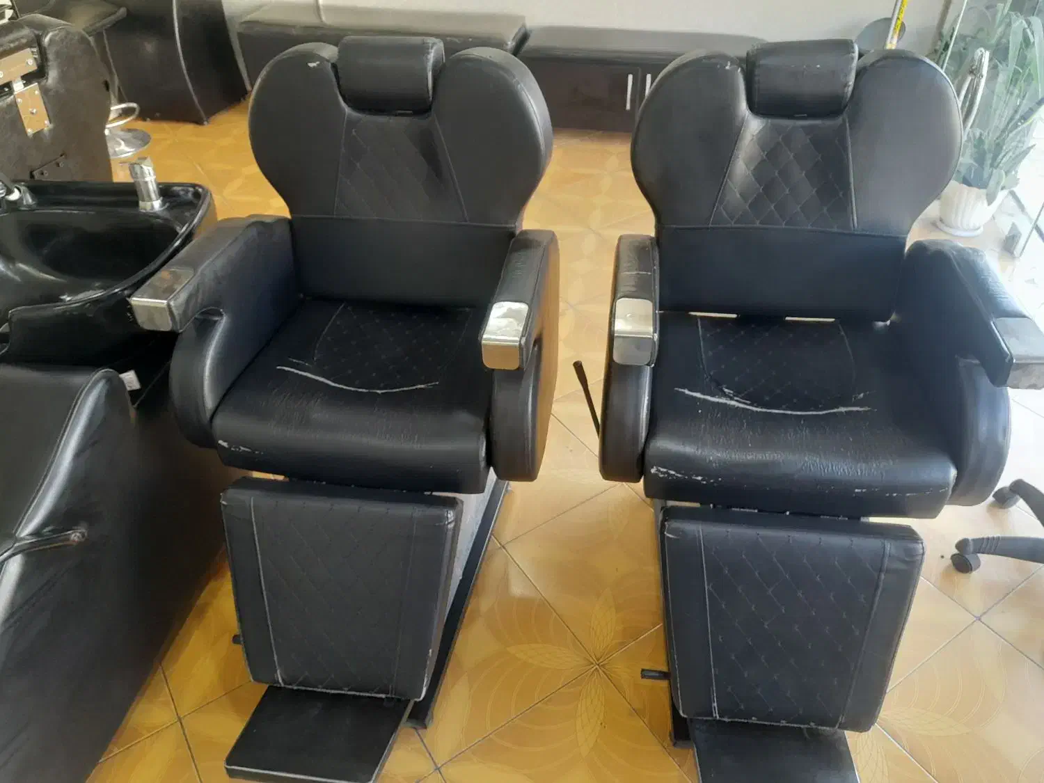 صندلی اصلاح و سرشور به قیمت مناسب و تمیز|آرایشگاه و سالن‌های زیبایی|سمنان, |دیوار