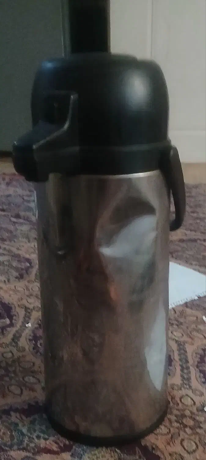 فلاکس بزرگ یخورده بدنش چندجاتورفتگی داره|قوری، کتری، قهوهساز دستی|قم, قلعه کامکار|دیوار