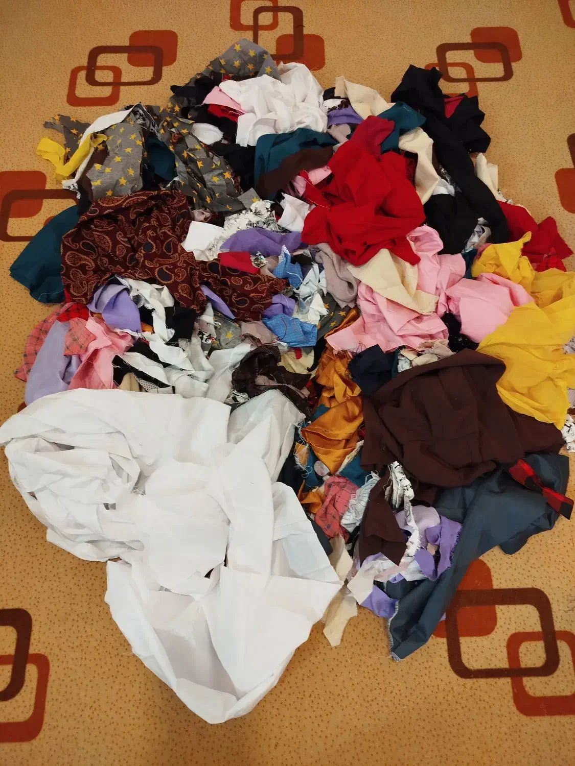 دور ریز و خورده پارچه|لوازم خیاطی و بافتنی|شیراز, کوشک میدان|دیوار