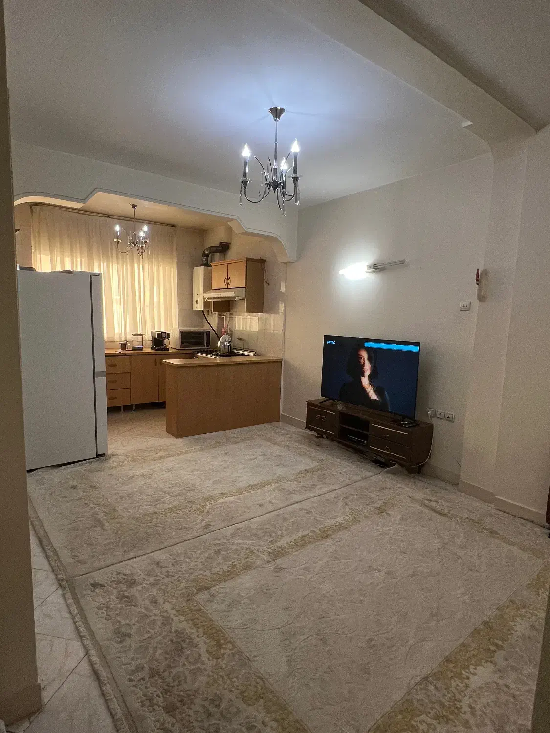 دو عدد لوستر سه شاخه|لوستر و چراغ آویز|هشتگرد, فاز ۱ مهستان|دیوار