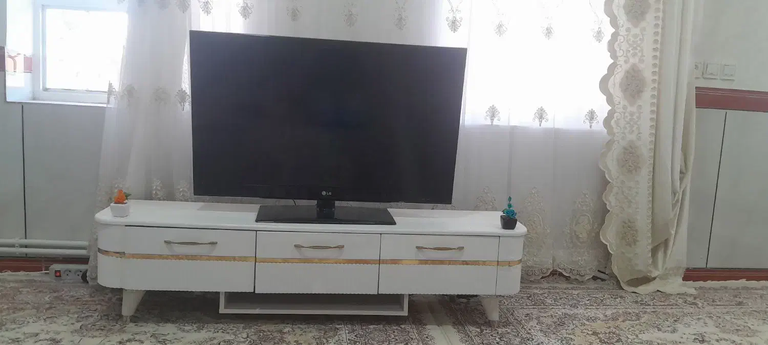 تلویزیون ومیز تلویزیون|تلویزیون و پروژکتور|ایلام, |دیوار