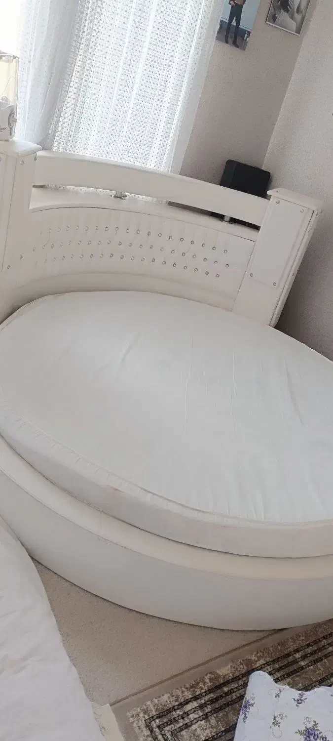 تخت خواب دونفره گرد|تخت و سرویس خواب|فولادشهر, B8|دیوار