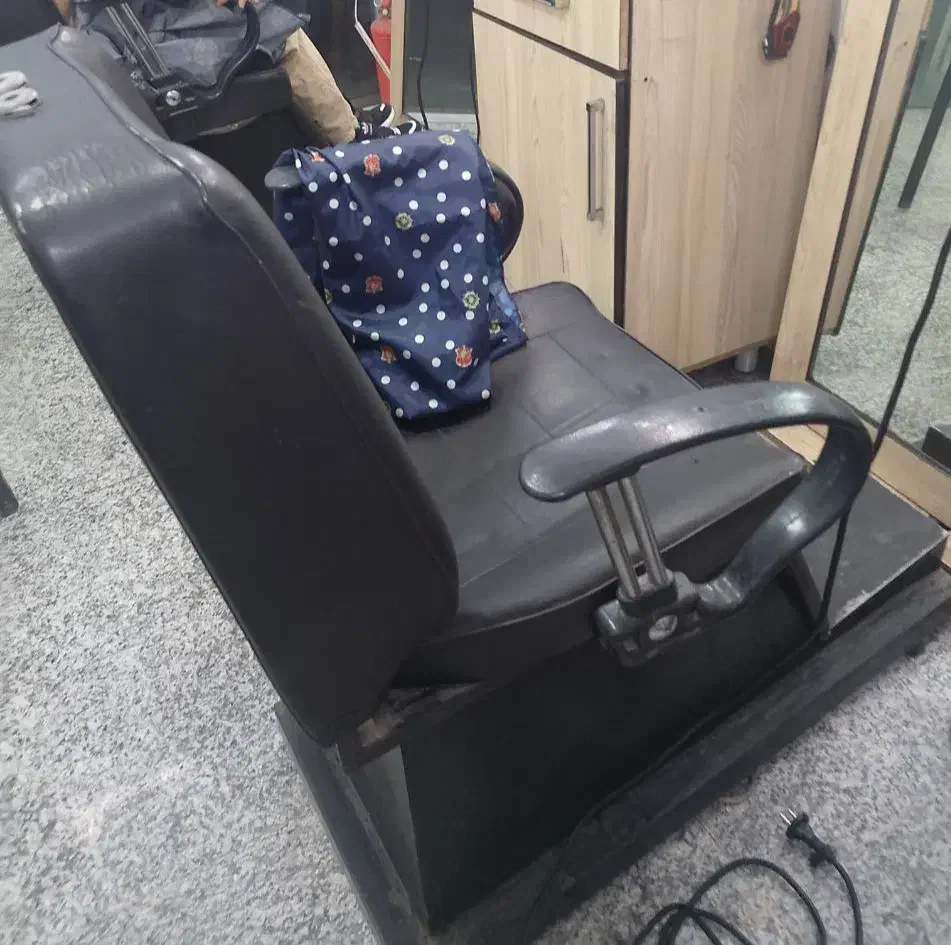 صندلی طرح برقی و اینه بزرگ|آرایشگاه و سالن‌های زیبایی|بومهن, |دیوار