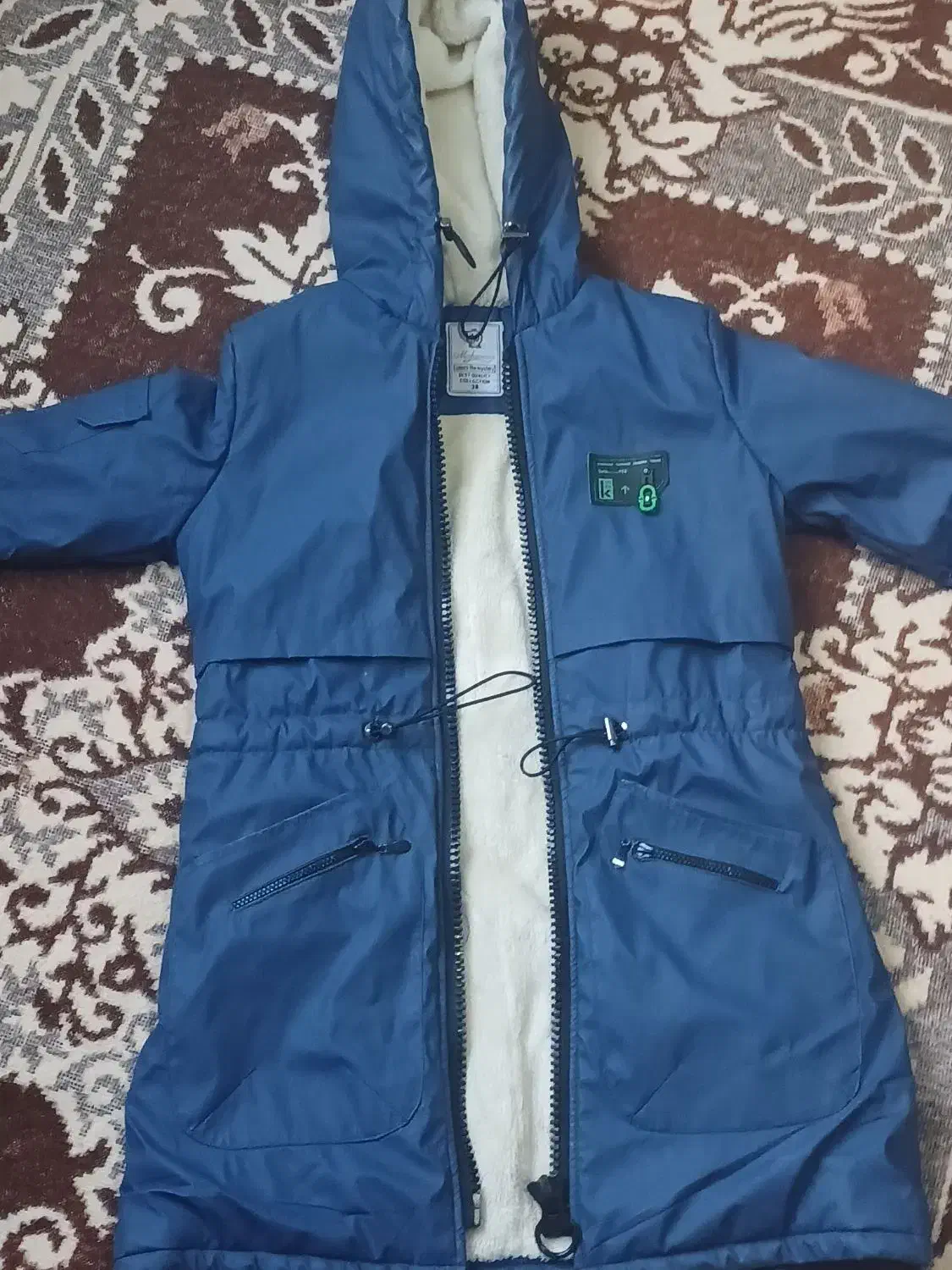 کاپشن|لباس|میانه, |دیوار