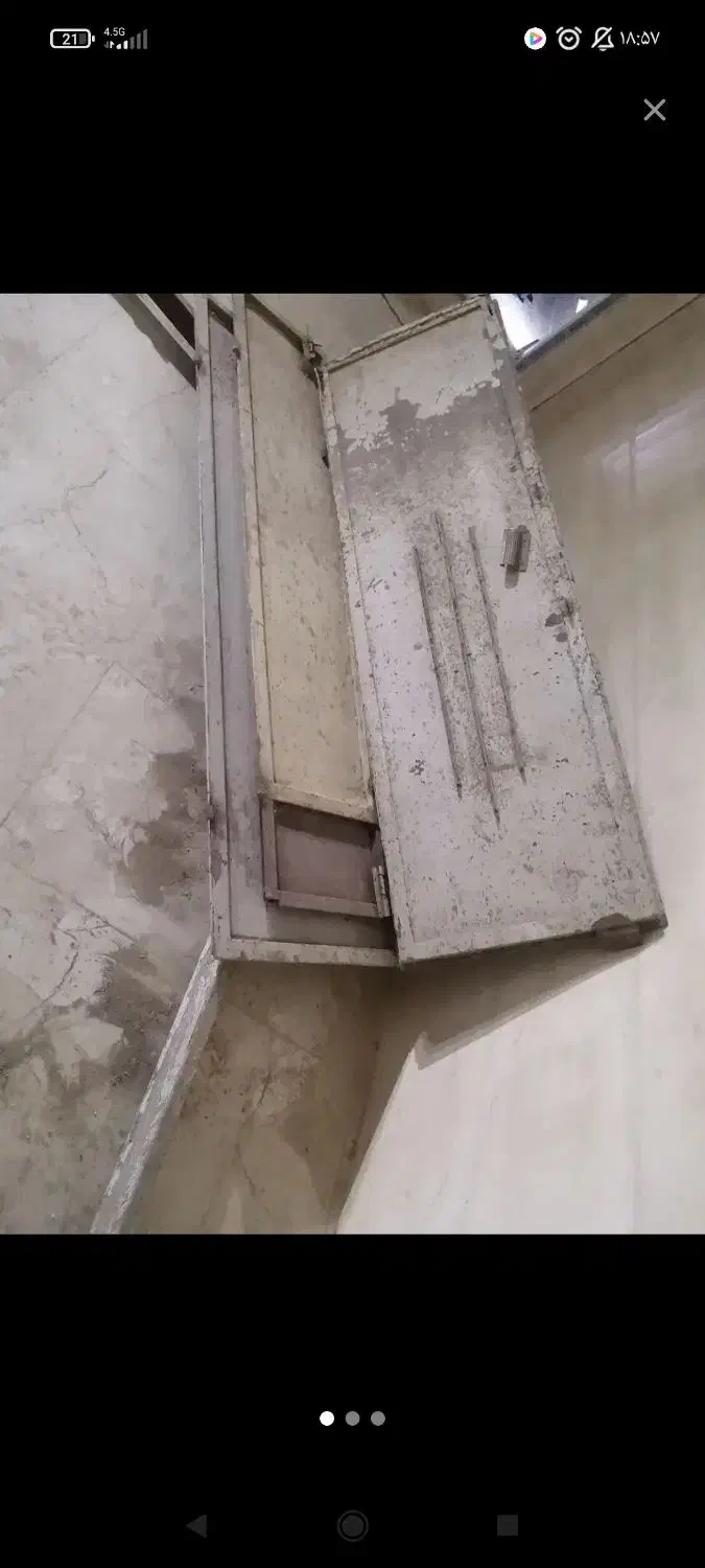 در حیاط|کلکسیون اشیاء عتیقه|نهبندان, |دیوار