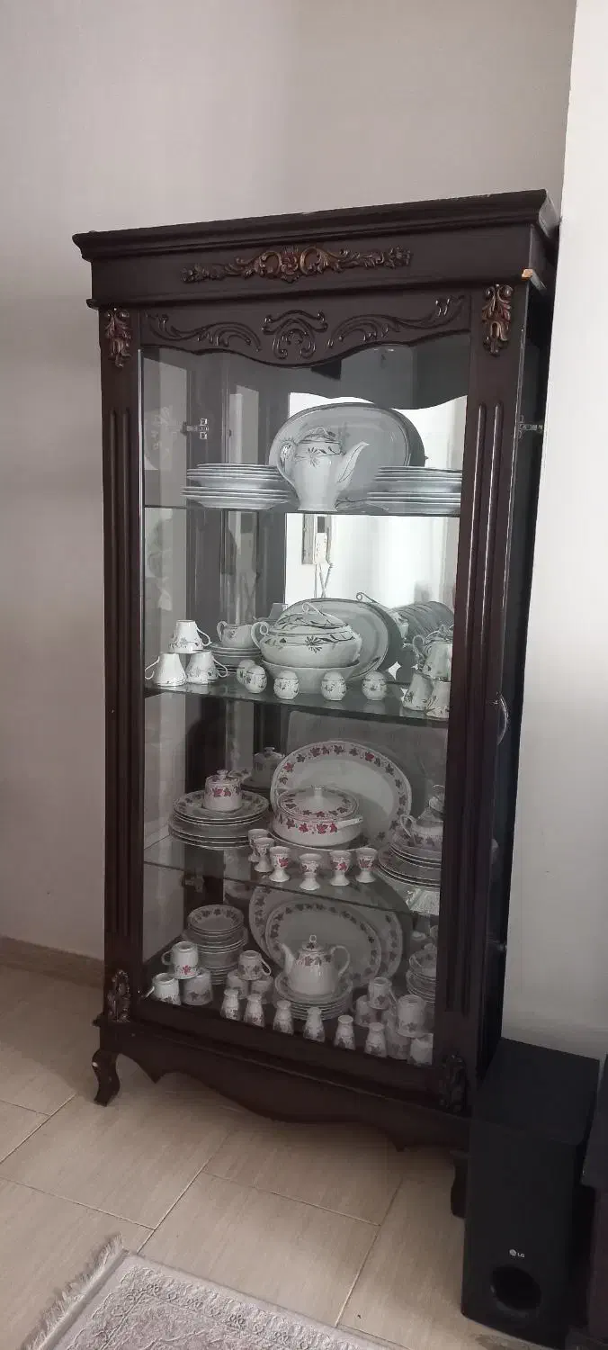 بوفه چوب گردو کاملا سالم و تمیز شیک|بوفه، ویترین، کنسول|شهریار, شهرک وائین|دیوار