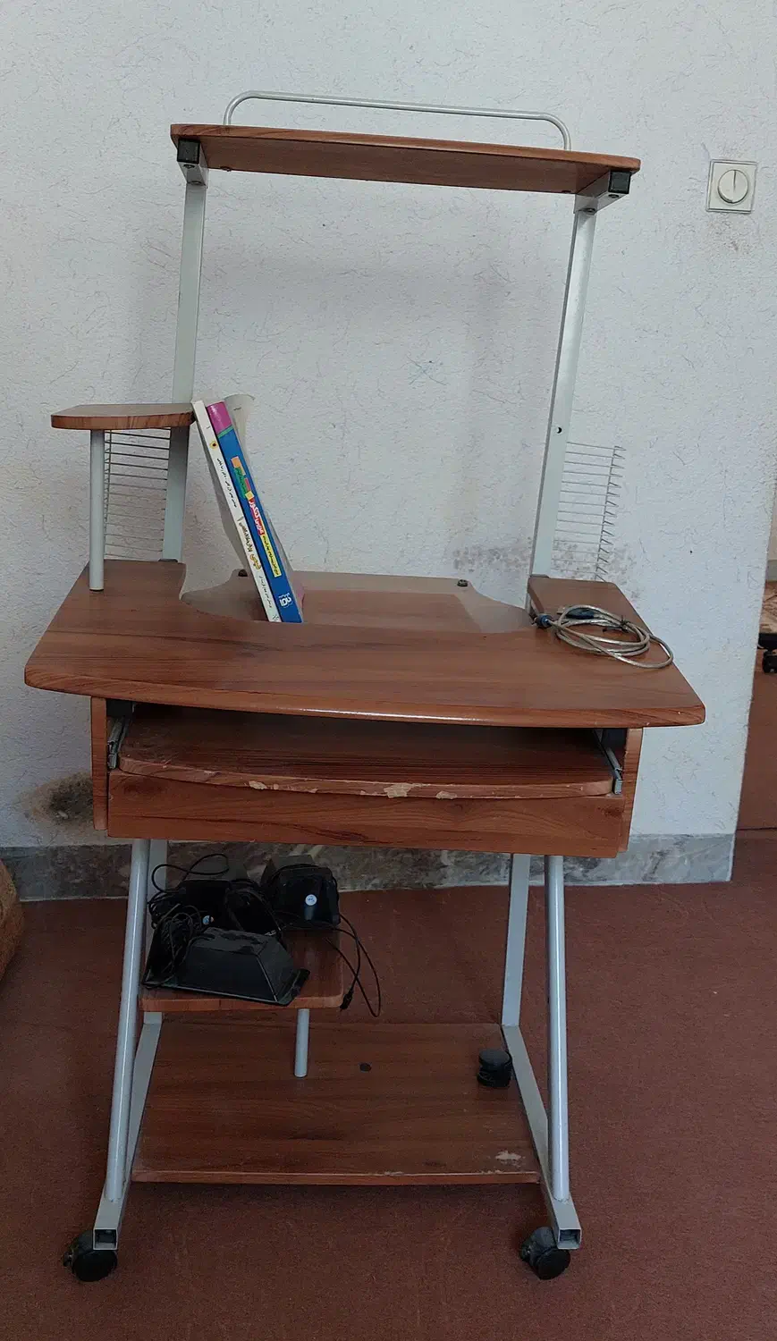 میز کامپیوتر|میز تحریر و کامپیوتر|هشتگرد, هشتگرد قدیم|دیوار