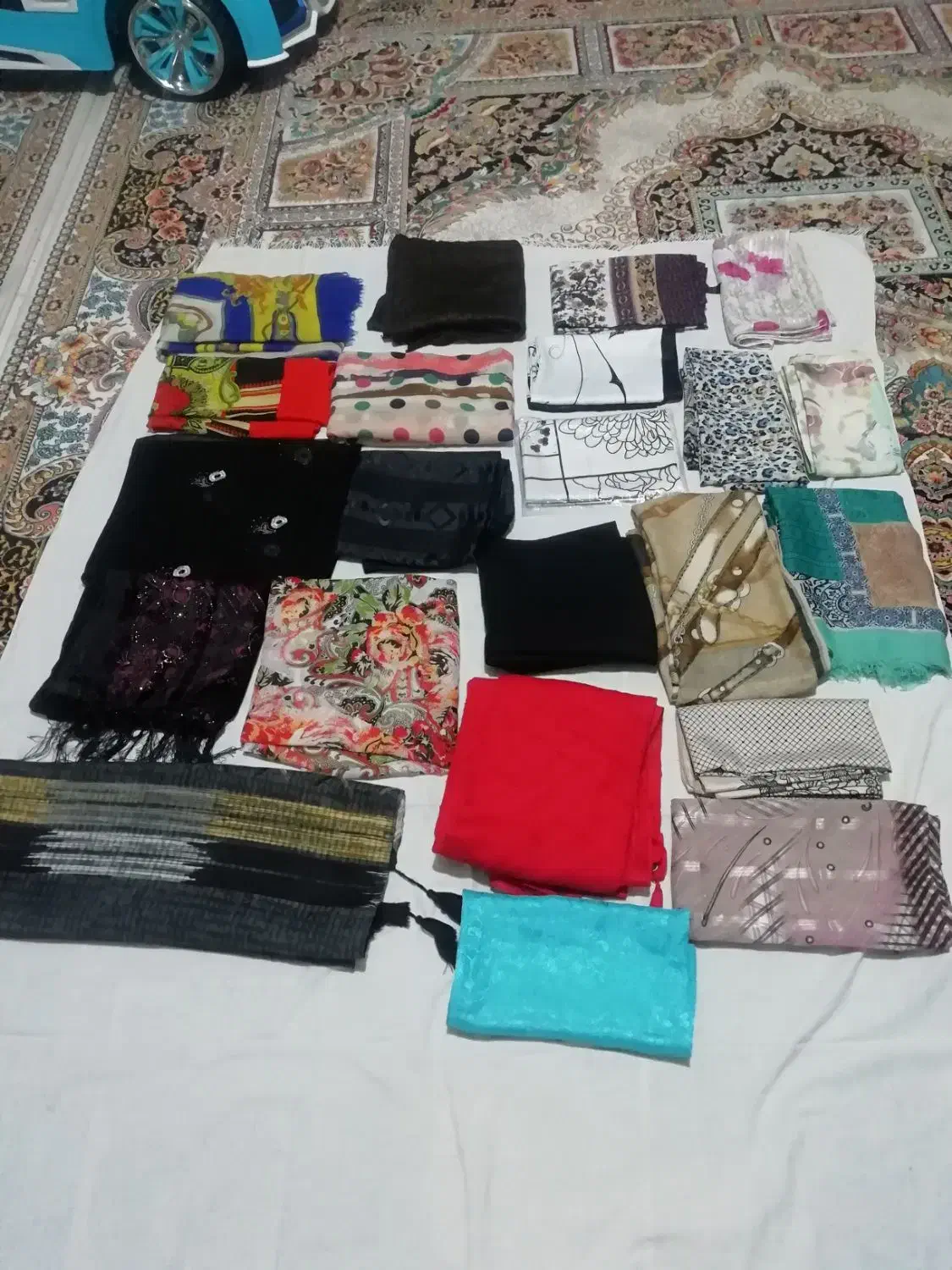 تعدادی روسری و شال|لباس|هشتگرد, فاز ۲ مهستان|دیوار