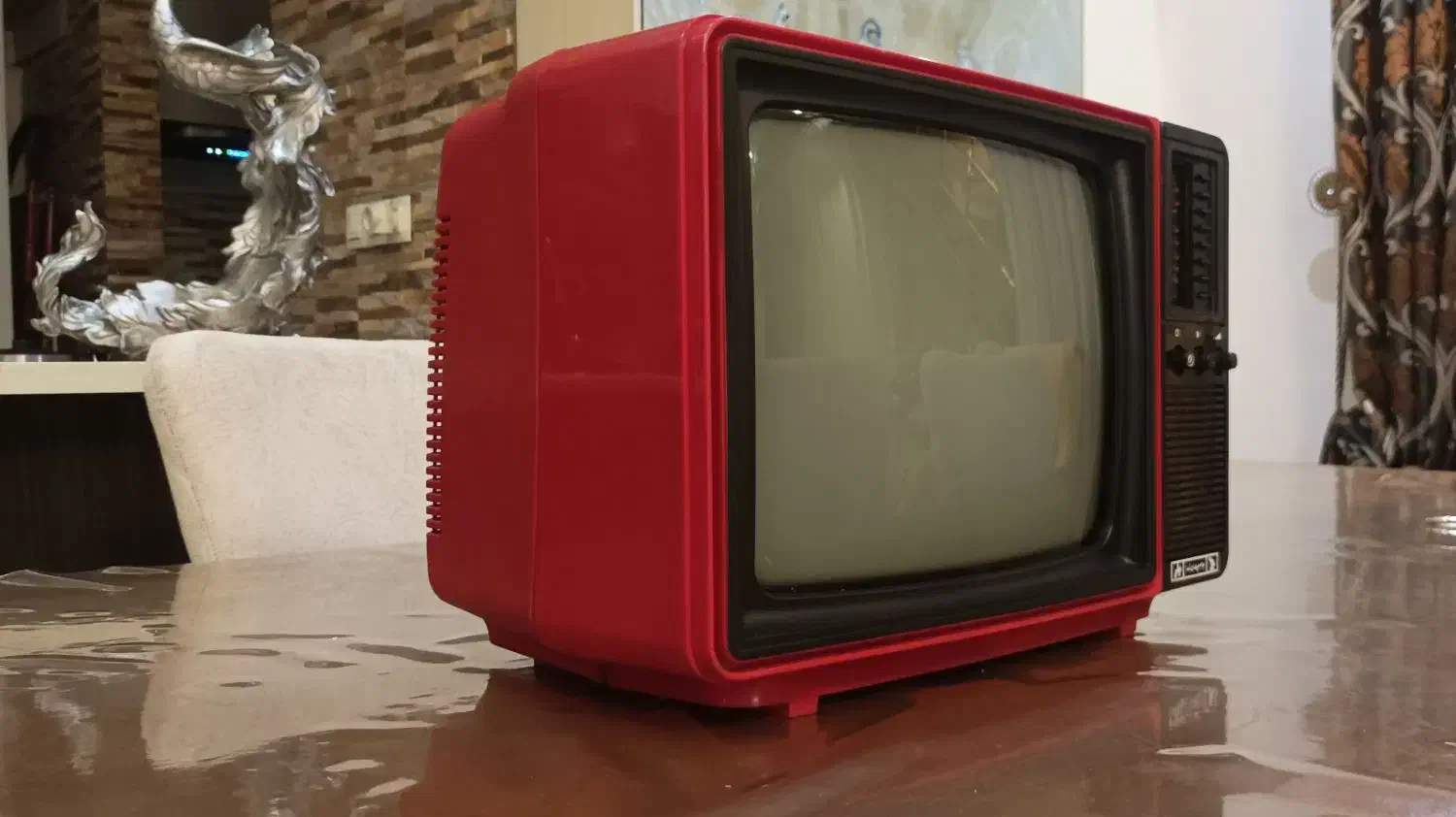 تلویزیون بلر آلمانی قرمز زیبا و کمیاب|کلکسیون اشیاء عتیقه|رشت, گلسار|دیوار