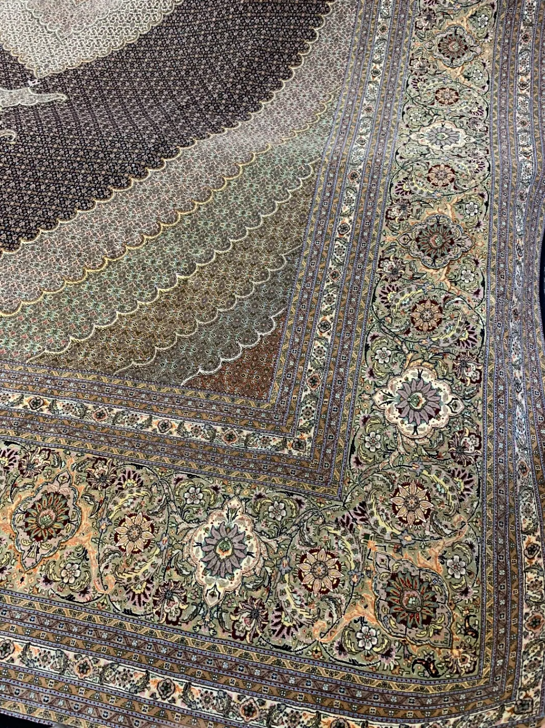 (فرش حق زاده)فرش۲۴متری ماهی۵۰رج سرمه ای گل ابریشم|فرش|تبریز, |دیوار