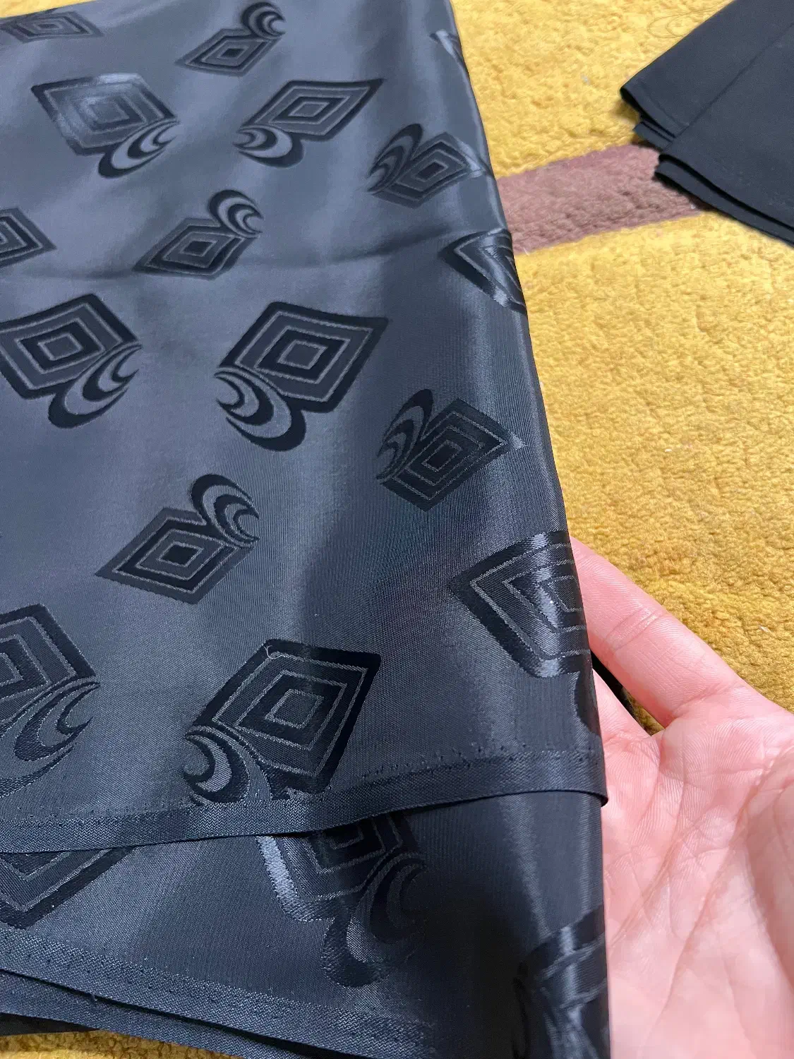 چادر مشکی طرح دار|لباس|آستانه اشرفیه, |دیوار