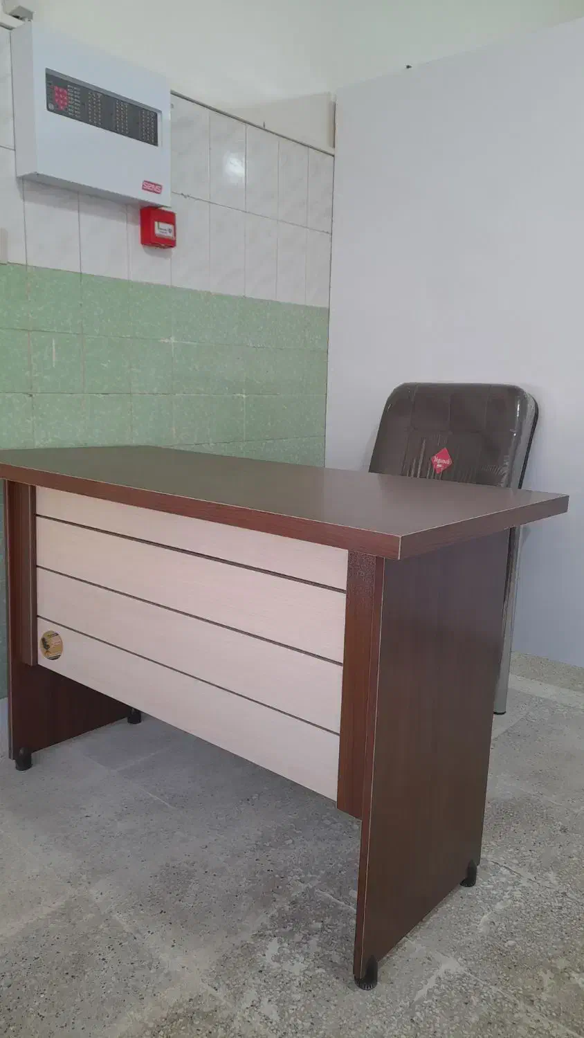 میز اداری ۱۲۰*۶۰ کاملا نو|دفتر کار|تربت‌حیدریه, قائم|دیوار