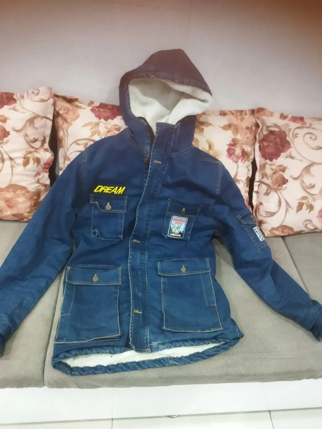 کاپشن|لباس|قم, قم نو|دیوار