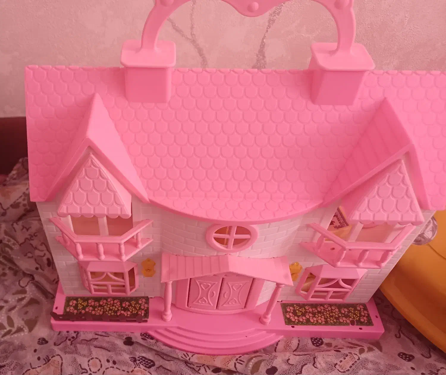 قورباغه با خانه بازی|اسباب‌بازی بچه|باغستان, |دیوار