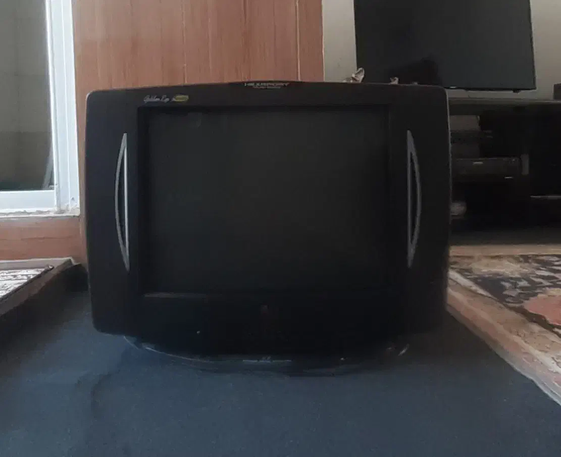 تلویزیون رنگی|تلویزیون و پروژکتور|شیراز, پانصد دستگاه ارتش|دیوار