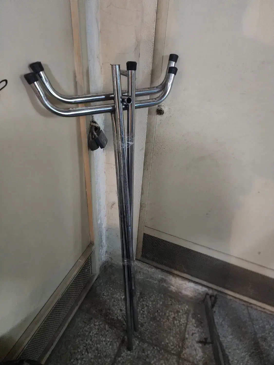 رگال لباس فلزی|بندرخت و رخت‌آویز|تهران, طرشت|دیوار