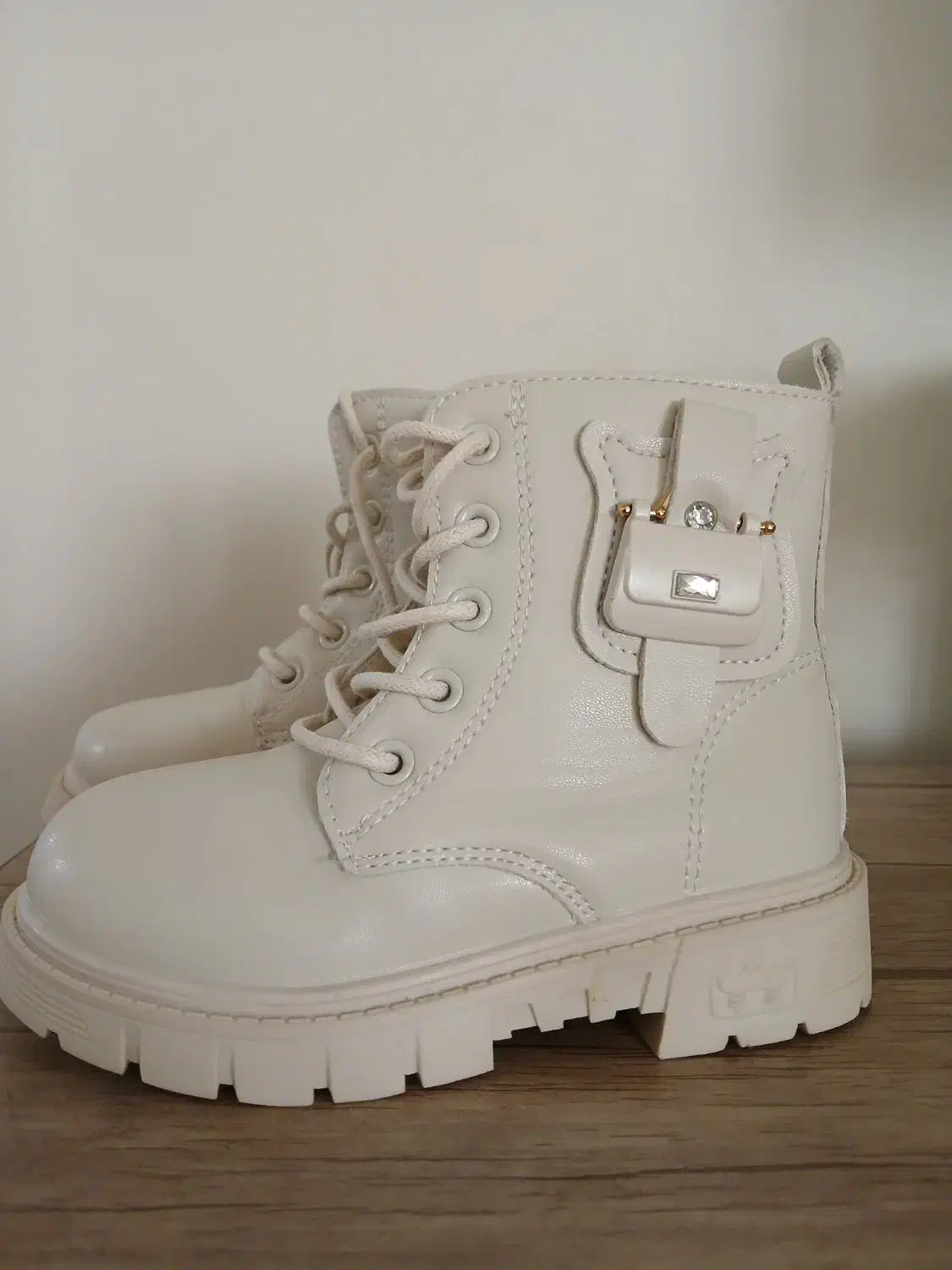 کفش|کفش و لباس بچه|لالجین, |دیوار