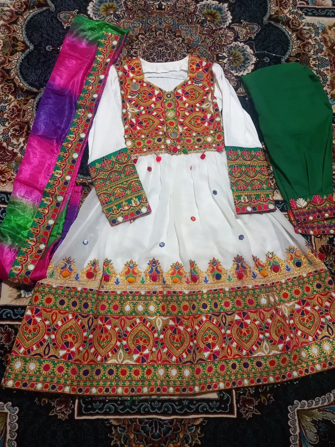 لباس محلی|لباس|مشهد, فرودگاه|دیوار